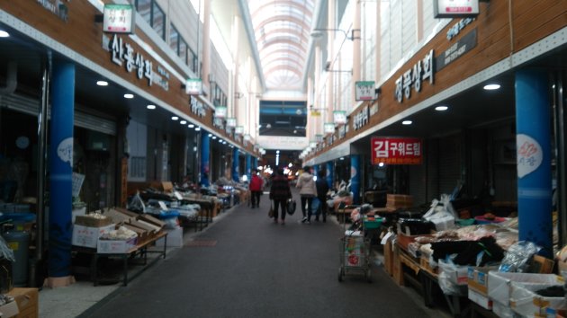 平日の良洞乾魚物市場内の風景